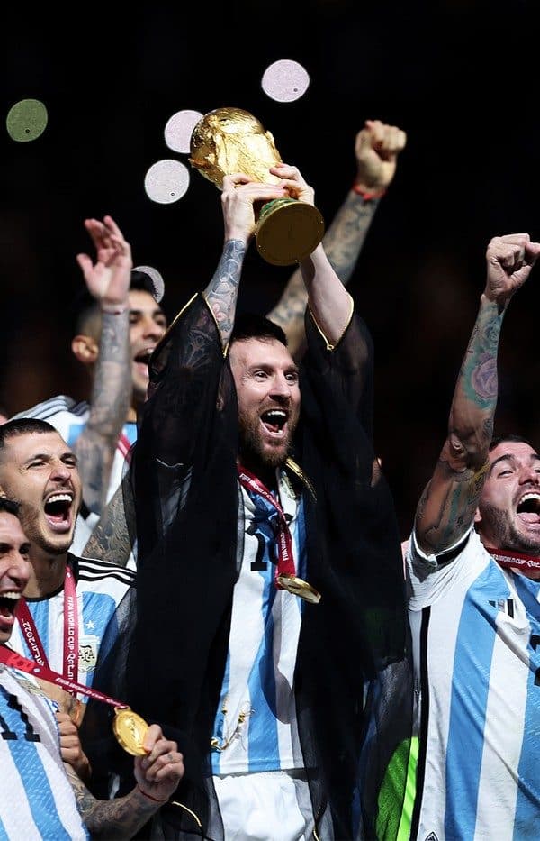 中東買家向 Lionel Messi 開價百萬美元購買其頒獎著用黑袍.jpg